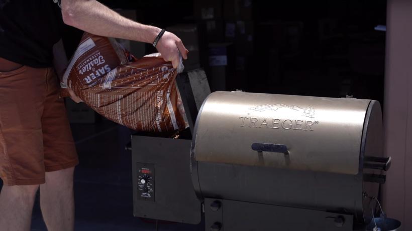 Traeger tailgater pellet grill